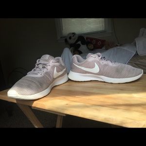 Tennis shoes